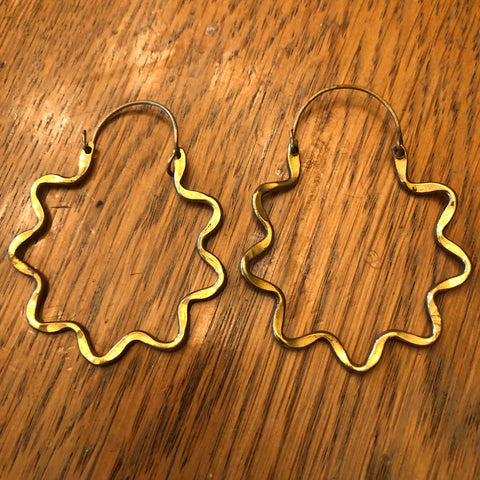 Wavy circle metal hoop earrings