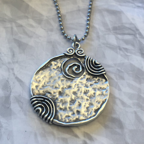 Silver hammered pendant swirl necklace